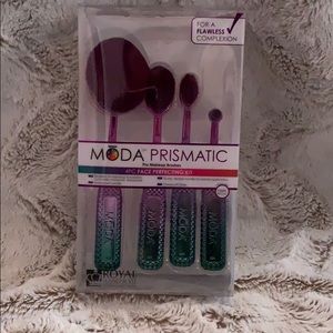 Moda prismatic brush set